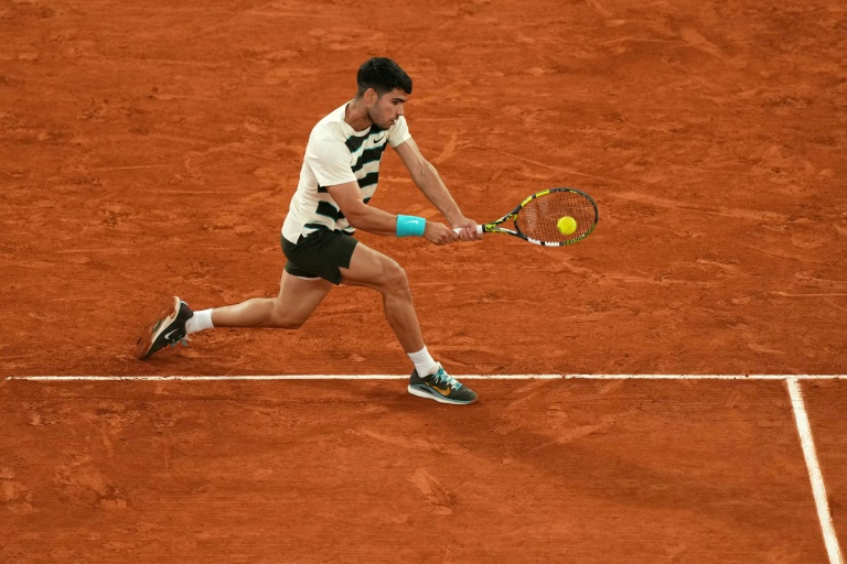 L'Espagnol Carlos Alcaraz lors de sa demi-finale du tournoi de Roland-Garros 2025 contre l'Italien Lorenzo Musetti, à Paris, le 6 juin 2025