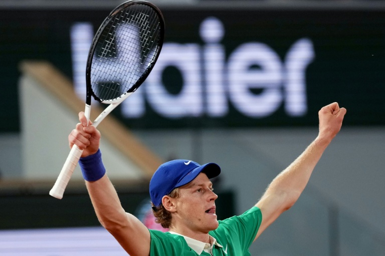 L'Italien Jannik Sinner célèbre sa victoire en demi-finale du simple messieurs contre le Serbe Novak Djokovic lors des Internationaux de France de tennis, à Paris, le 6 juin 2025