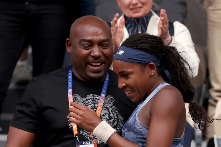 Coco Gauff célèbre son titre de Roland Garros avec son père Corey Gauf dans les tribunes de Roland Garros samedi.
