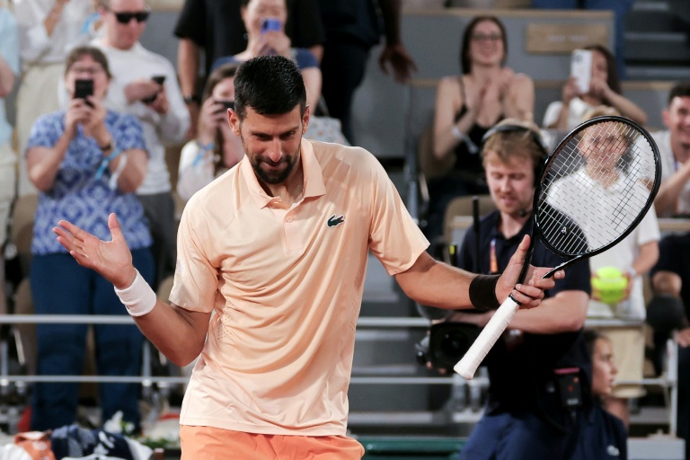 Le bonheur du Serbe Novak Djokovic après sa victoire sur le Français Giovanni Mpetshi Perricard au 1er tour de Roland-Garros le 24 mai 2026 à Paris