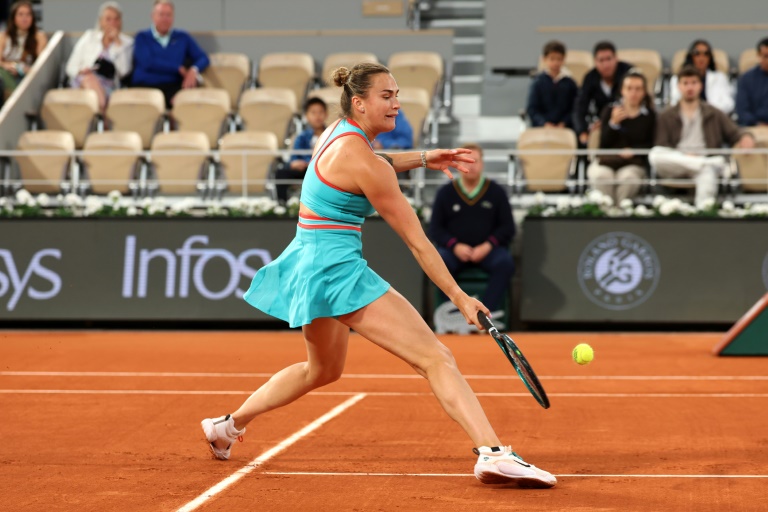 La N.1 mondiale Aryna Sabalenka opposée à Kamilla Rakhimova pour son entrée en lice à Roland-Garros, le 25 mai 2025