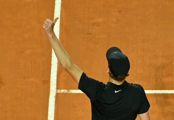 L'Italien Jannik Sinner, numéro un mondial, salue le public après sa victoire en demi-finale du Masters 1000 de Rome, le 16 mai 2025