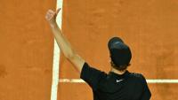 L'Italien Jannik Sinner, numéro un mondial, salue le public après sa victoire en demi-finale du Masters 1000 de Rome, le 16 mai 2025