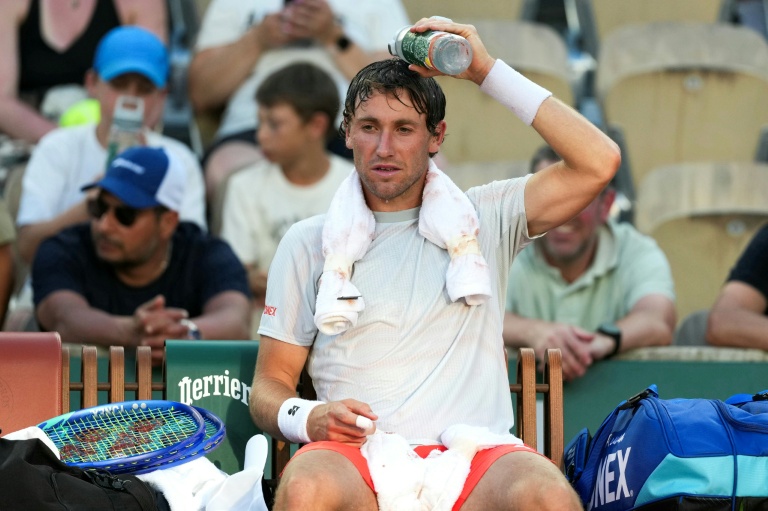 Le Norvégien Casper Ruud tente de se rafraîchir entre deux jeux pendant son match contre Roman Safiullin, lors de la deuxième journée de Roland-Garros, à Paris, le 25 mai 2026