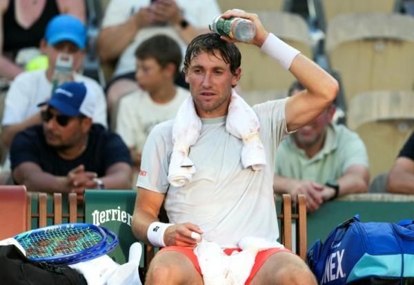 Le Norvégien Casper Ruud tente de se rafraîchir entre deux jeux pendant son match contre Roman Safiullin, lors de la deuxième journée de Roland-Garros, à Paris, le 25 mai 2026