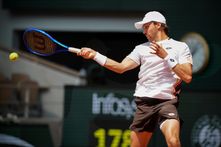 Le Français Benjamin Bonzi face à l'Allemand Alexander Zverev au premier tour de Roland-Garros le 24 mai 2026 à Paris 