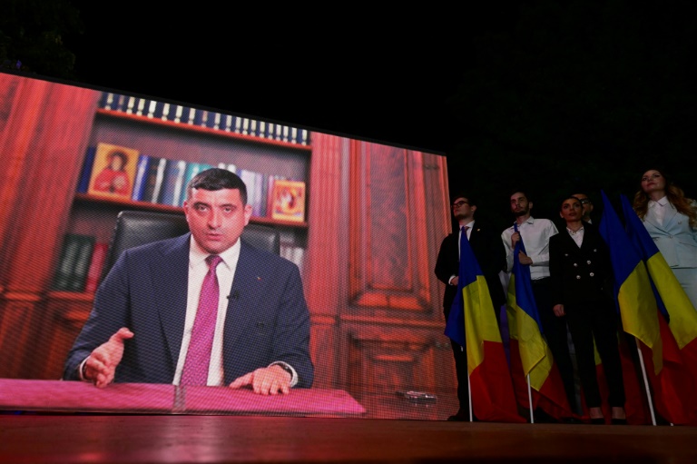 Ecran géant diffusant un message vidéo du candidat d'extrême droite George Simion, le 4 mai 2025 à Bucarest