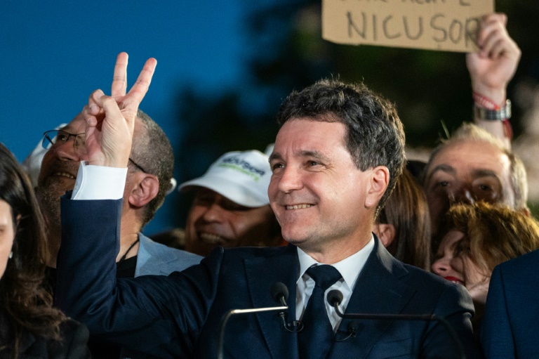 Le maire de Bucarest et candidat à la présidentielle, Nicusor Dan, après l'annonce des premières estimations, le 4 mai 2025 à Bucarest