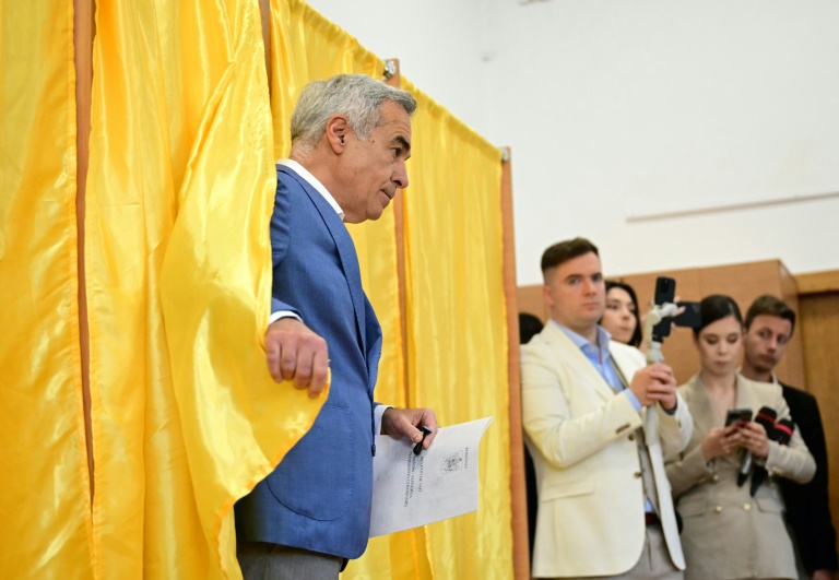 Calin Georgescu, ex-candidat à la présidentielle roumaine, vote au premier tour de l'élection à Mogosoaia, le 4 mai 2025