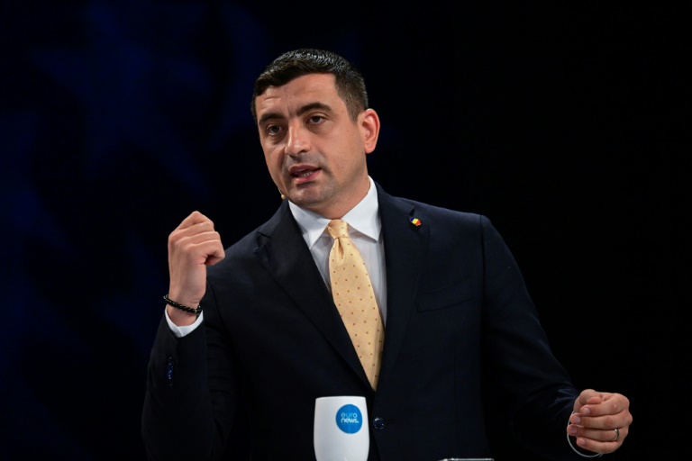 George Simion, candidat nationaliste à la présidentielle roumaine, lors d'un débat à Bucarest, le 8 mai 2025