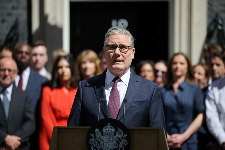 Le Premier ministre britannique sortant, Keir Starmer, fait une déclaration devant le 10 Downing Street, avant de remettre officiellement sa démission au roi Charles III, le 20 juillet 2026 à Londres