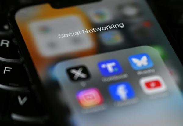 L'utilisation des réseaux sociaux représente une menace pour la santé des jeunes au même titre que le tabagisme, alertent des médecins britanniques 