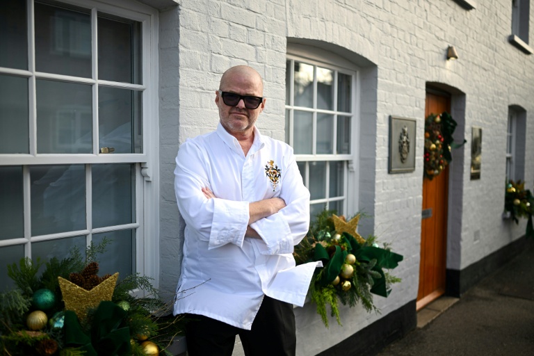 Le chef star britannique Heston Blumenthal pose devant son restaurant 