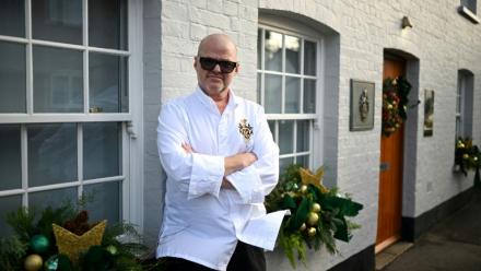 Le chef star britannique Heston Blumenthal pose devant son restaurant "The Fat Duck" ("Le gros canard"), dans le village de Bray, à l'ouest de Londres, le 19 novembre 2025