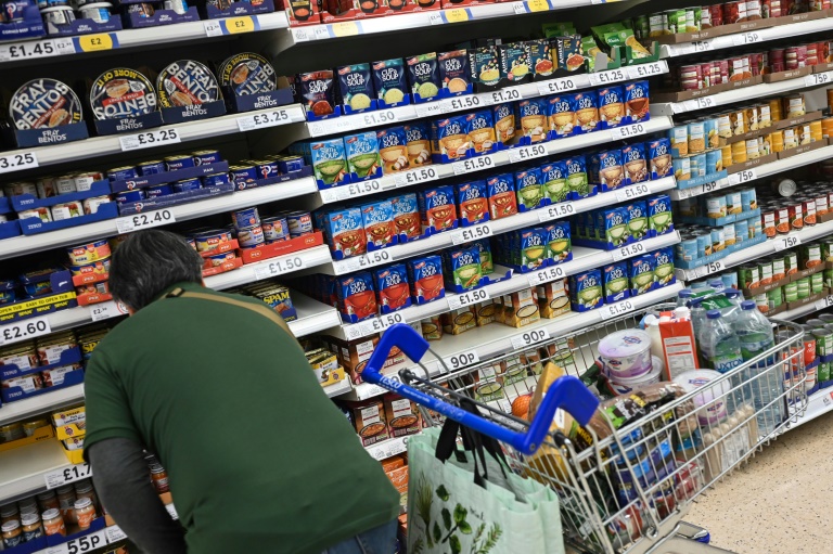 Un client dans un supermarché à Aylesbury, le 15 août 2023 au Royaume-Uni