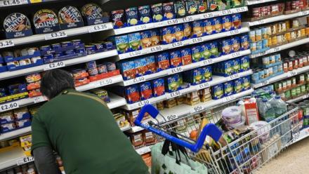 Un client dans un supermarché à Aylesbury, le 15 août 2023 au Royaume-Uni