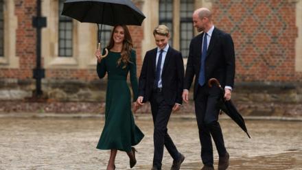 Le prince George, fils aîné du prince William et de la princesse Kate,  fait sa rentrée au prestigieux collège privé pour garçons d'Eton, près du château de Windsor, accompagné par ses parents, le 8 septembre 2026