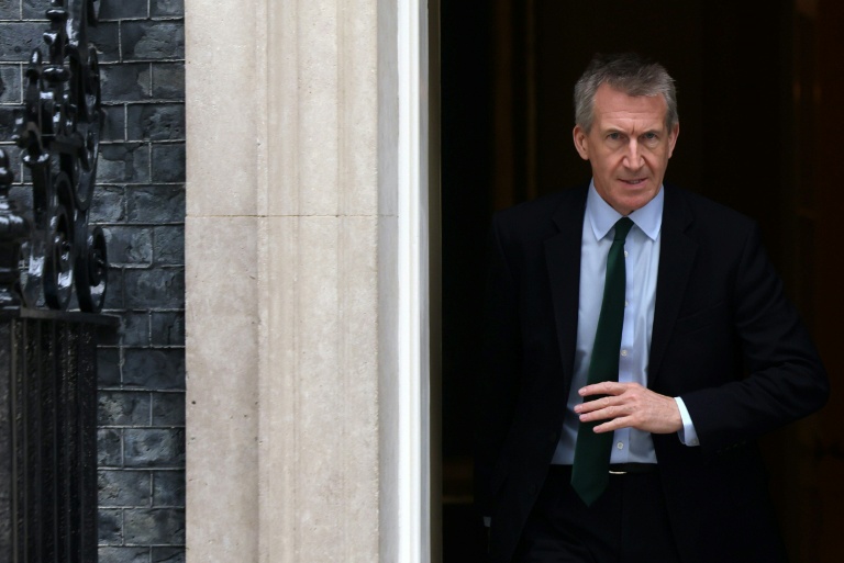 Dan Jarvis, le nouveau ministre britannique de la Défense, quitte le 10 Downing Street, dans le centre de Londres, le 12 juin 2026
