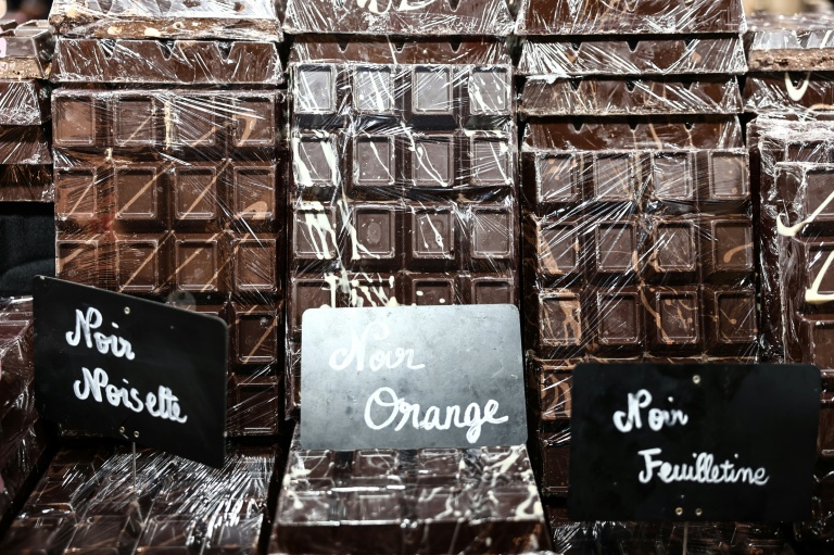 Des tablettes de chocolat exposées sur un stand du 30e Salon du Chocolat à Paris, le 28 octobre 2025