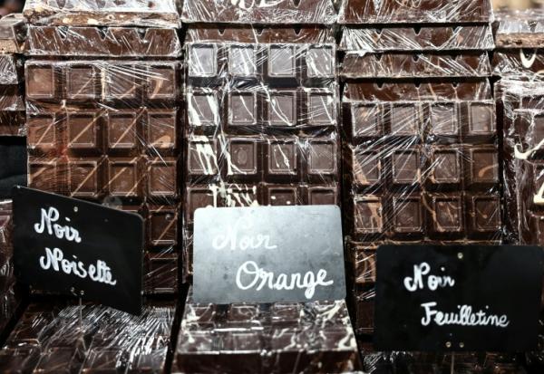 Des tablettes de chocolat exposées sur un stand du 30e Salon du Chocolat à Paris, le 28 octobre 2025