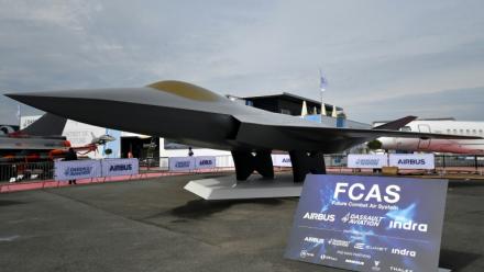 Maquette de l'avion de combat du futur du programme Scaf développé par la France, l'Allemagne et l'Espagne présenté au salon du Bourget près de Paris, le 18 juin 2023