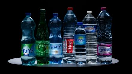 Des bouteilles d'eau de Nestlé Waters et Sources Alma, le 21 février 2024 à Paris