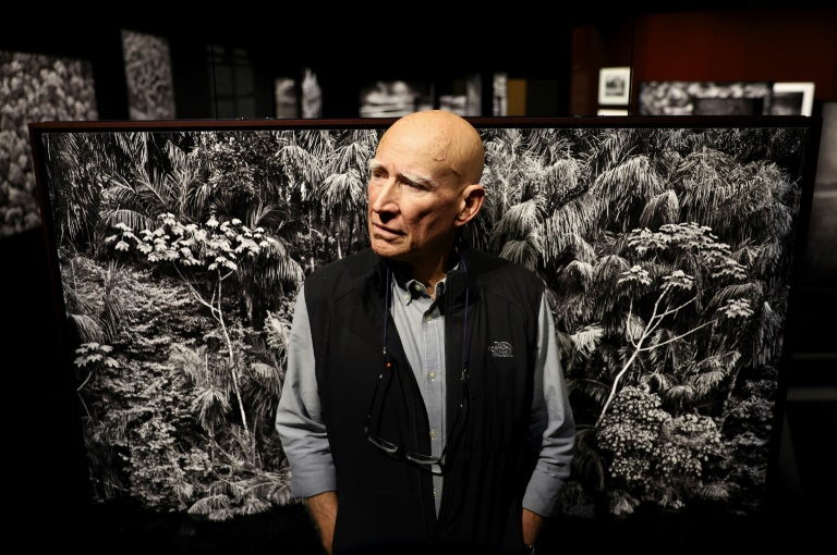 Le photographe franco-brésilien Sebastião Salgado lors d'une avant-première presse de son exposition Amazonia, le 19 octobre 2022 à Los Angeles, en Californie