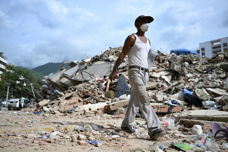 Un homme près des décombres d'immeubles effondrés à Caraballeda, dans l'Etat de La Guaira, au Venezuela, le 8 juillet 2026 après un double séisme