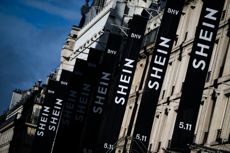 Le logo de Shein sur la façade du BHV à Paris, le 3 novembre 2025