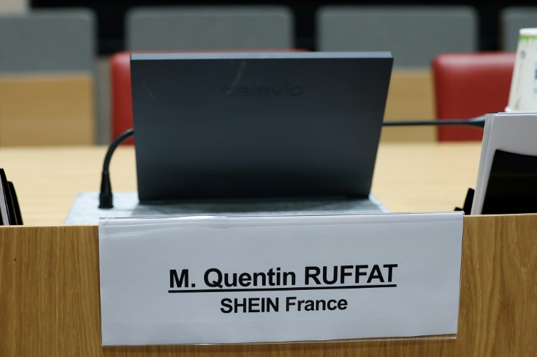 Le siège vide de Quentin Ruffat, porte-parole de Shein en France, avant l'audition de la commission parlementaire concernant le géant du commerce électronique Shein, à laquelle la société n'a pas assisté, le 2 décembre 2025 à l'Assemblée nationale, à Paris