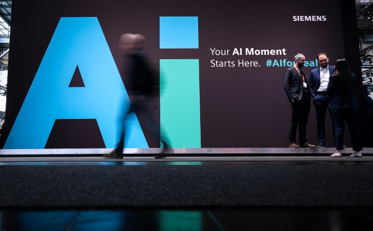 sur le site de Siemens à la foire de Hannovre lundi 20 avril. 