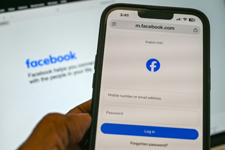 La page de connexion de Facebook sur un téléphone à Singapour, le 3 septembre 2025