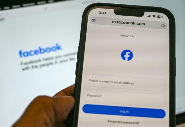 La page de connexion de Facebook sur un téléphone à Singapour, le 3 septembre 2025
