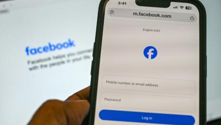La page de connexion de Facebook sur un téléphone à Singapour, le 3 septembre 2025