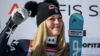 Lindsey Vonn pleure de joie sur le podium après sa victoire dans la descente de St Moritz, le 12 décembre 2025