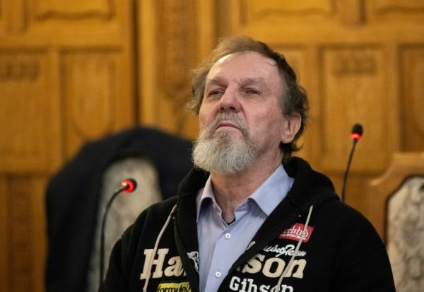 L'accusé Juraj Cintula, 72 ans, à son arrivée au tribunal de Banska Bystrica (centre) pour l'énoncé du verdict, en Slovaquie, le 21 octobre 2025.