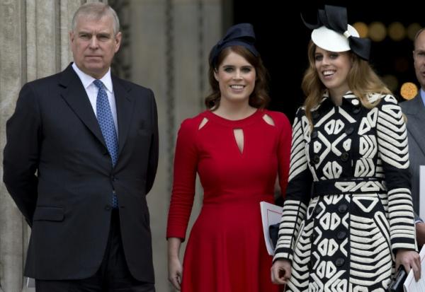 Photo d'archives de l'ex-prince Andrew (gauche), accompagné de ses filles, les princesses Eugenie (centre) et Beatrice, à la cathédrale Saint Paul à Londres, le 10 juin 2016 