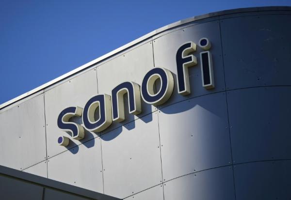 Le logo Sanofi sur les bâtiments de son laboratoire de Tours, le 18 mars 2025.