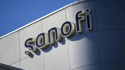 Le logo Sanofi sur les bâtiments de son laboratoire de Tours, le 18 mars 2025.