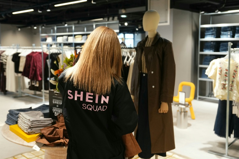 Une employée de Shein dans le premier magasin physique du géant de l'e-commerce asiatique installé au BHV à Paris, le 5 novembre 2025