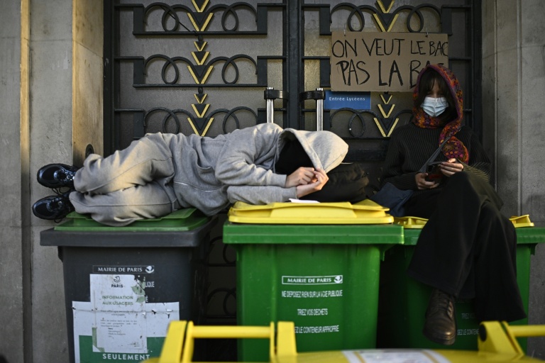 Des jeunes bloquent l'entrée du lycée Hélène Boucher à Paris le 14 octobre 2026
