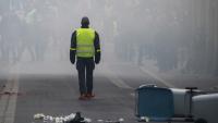 Un gilet jaune lors de heurts entre gilets jaunes et forces de l'ordre le 16 novembre 2019, à Nantes