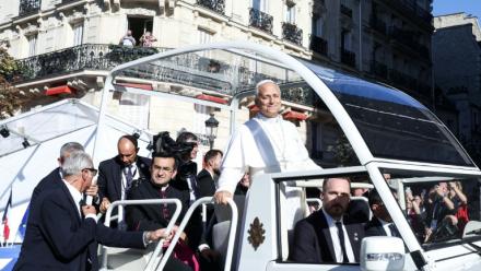 Le pape Léon XIV dans la papamobile à Paris le 25 septembre 2026