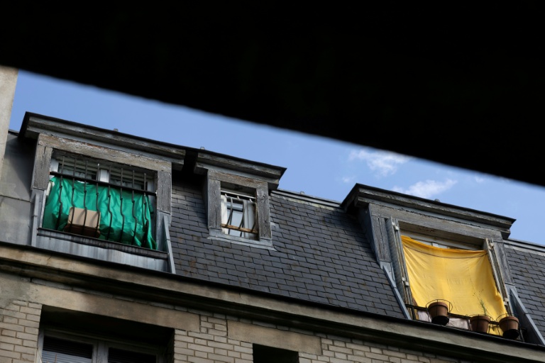 Des protections en tissu de fortune pour se protéger de la chaleur sur les fenêtres d'un appartement situé sous les toits à Paris, le 26 juin 2026 lors d'un épisode de fortes chaleurs