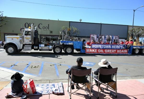 La grande parade d'Oildorado, sur le thème "Make Oil Great Again", le 18 octobre 2025 à Taft, en Californie