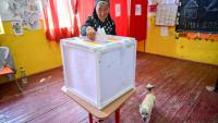 Une électrice vote au premier tour de la présidentielle dans le village de Popesti, le 4 mai 2025 en Roumanie