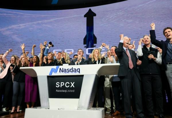 Des responsables et employés de SpaceX célébrant l'introduction en Bourse de l'entreprise, à New York, le 12 juin 2026