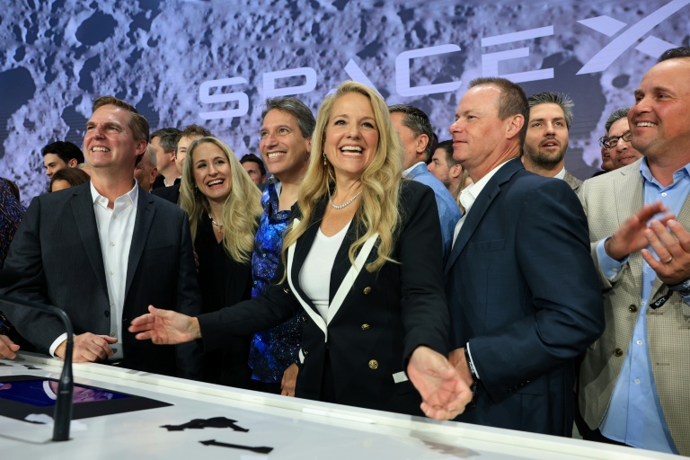Gwynne Shotwell, numéro 2 de SpaceX, avec d'autres employés et cadres de l'entreprise, après avoir sonné la cloche d'ouverture du Nasdaq, le 12 juin 2026