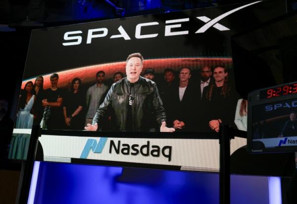 Un écran situé à New York retransmet la prise de parole d'Elon Musk à Starbase, Texas, le 12 juin 2026