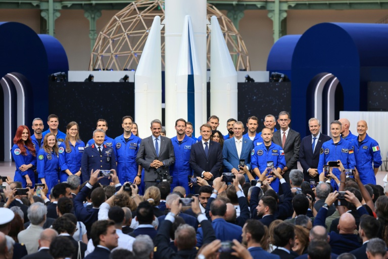 Le président Emmanuel Macron (c,d), l'astronaute de l'ESA, Thomas Pesquet (c) et le Premier ministre grec Kyriakos (c,g) avec des astronautes et des membres du programme spatial Vast lors du Sommet international sur l'Espace à Paris, le 9 septembre 2026